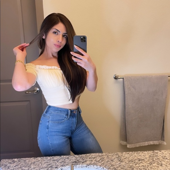 Meet your Posher, Karina - Picture 1 of 1